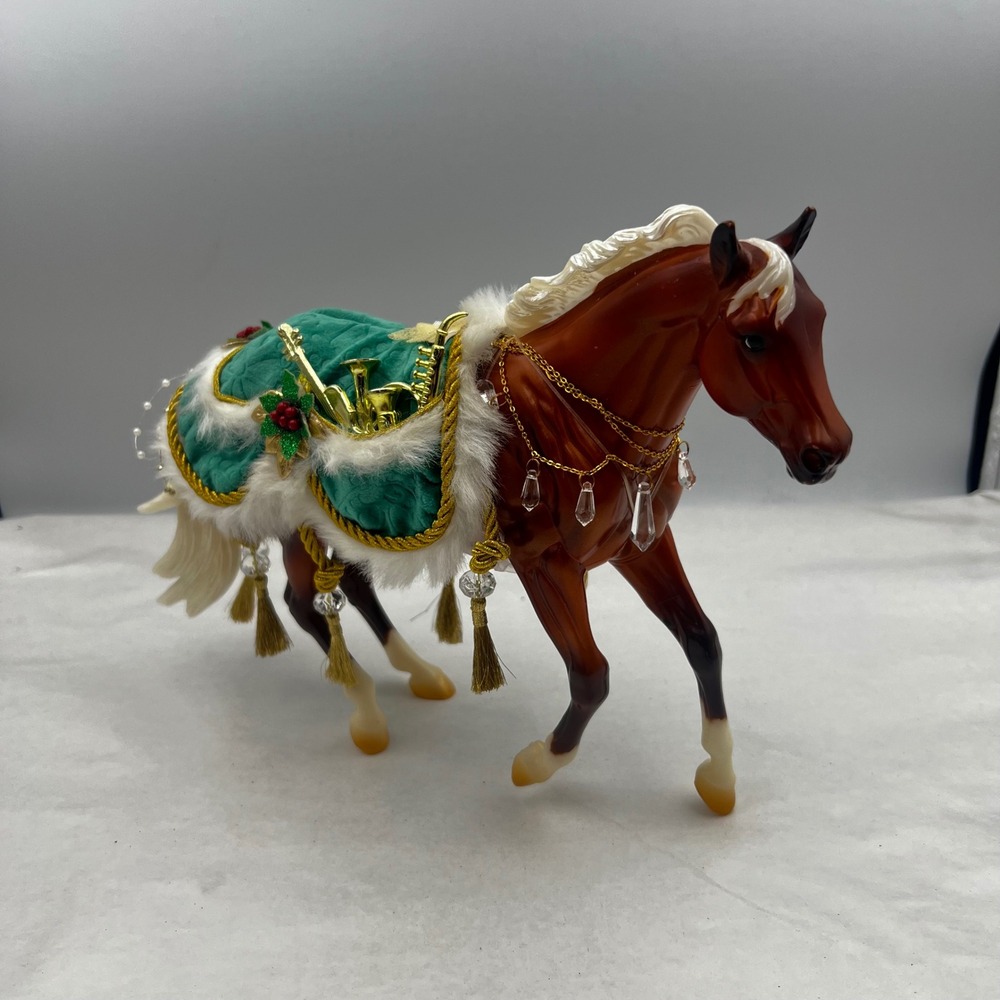 Breyer Minstrel 2019 Holiday Horse Christmas Musical Theme 700122 Chestnut